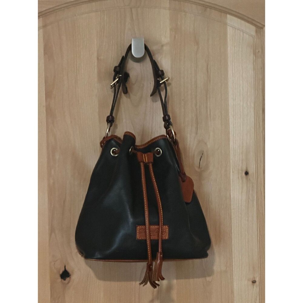 Dooney & Bourke Florentine Vanchetta Black Bucket Bag EUC ☔️ - Picture 2 of 10